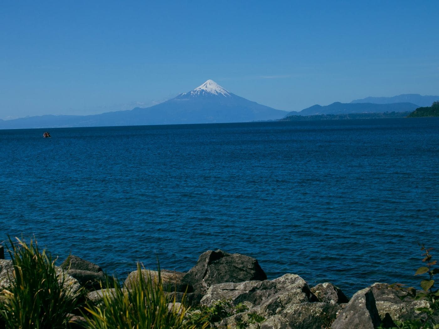 Orilla del lago Llanquihue con el volcán Osorno al fondo